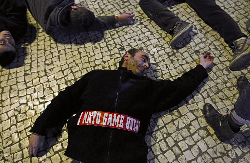 Un activista durante la manifestación que se ha organizado en contra de la Cumbre