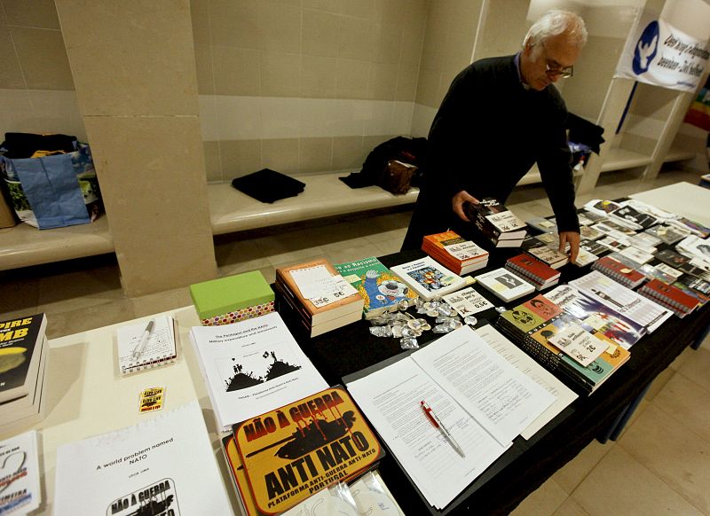 Propaganda en contra de la OTAN expuesta en la "contra Cumbre"