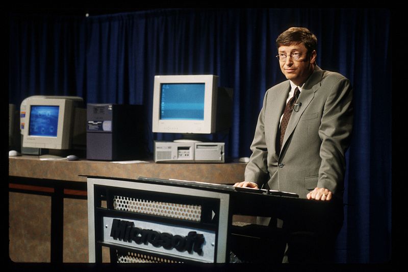 1998 - Bill Gates durante la presentación a la prensa de Windows 98. La escalada de mejoras para el sistema operativo continuaron, aunque la sombra de Windows 95 pesó sobre las siguientes actualizaciones que no lograron convencer a la mayoría de los