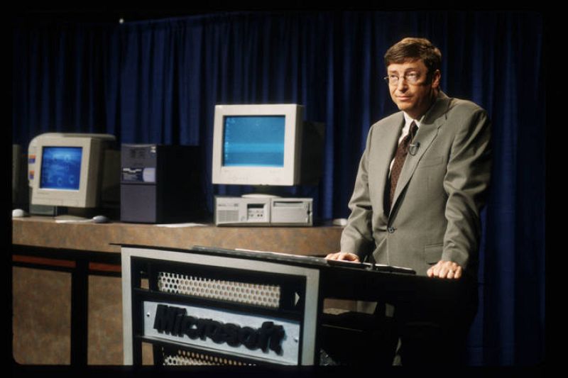 1998 - Bill Gates durante la presentación a la prensa de Windows 98. La escalada de mejoras para el sistema operativo continuaron, aunque la sombra de Windows 95 pesó sobre las siguientes actualizaciones que no lograron convencer a la mayoría de los 