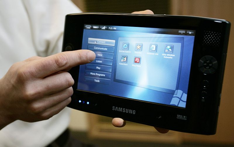 2006 - Se presenta el Touch Pack de Samsung. Funciona con Windows XP, tiene pantalla y teclado táctil y botones e iconos de acceso a las distintas aplicaciones.