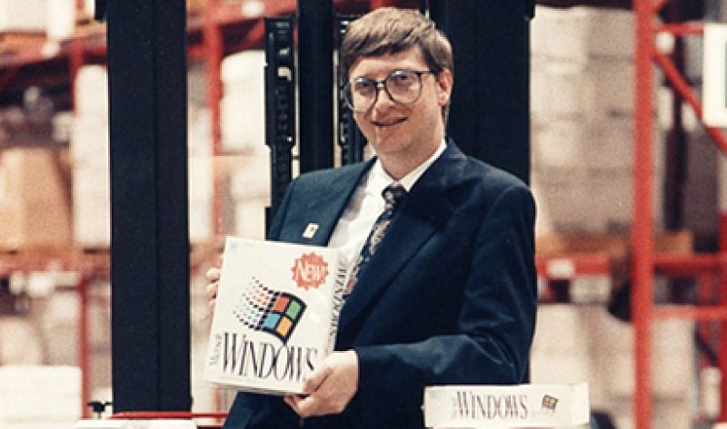 1992 - Bill Gates con la recién estrenada versión de Windows.