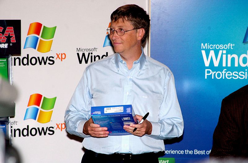 2001 - Gates con su Windows XP que establecería el estándar moderno del sistema operativo de Microsoft, hasta el punto de que casi una década después de su lanzamiento sigue siendo el Windows más popular.