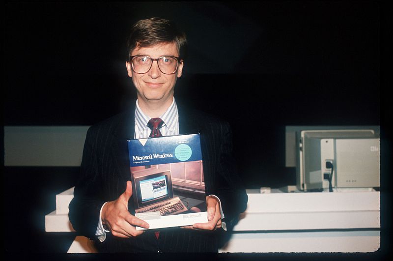 1990 - Gates presenta lo último de Windows. En esta época Microsoft ya es líder del sector con más de 39.000 empleados en 60 países.