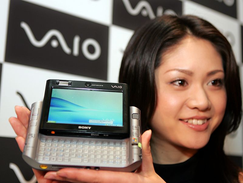 2006 - Un Vaio 'Type U', con Windows XP, pantalla táctil y teclado.