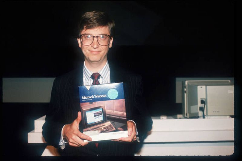 1990 - Gates presenta lo último de Windows. En esta época Microsoft ya es líder del sector con más de 39.000 empleados en 60 países. 
