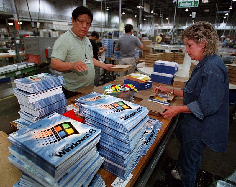 1998 - Las primeras copias de Windows 98 se pusieron a la venta el 25 de junio en EE.UU.