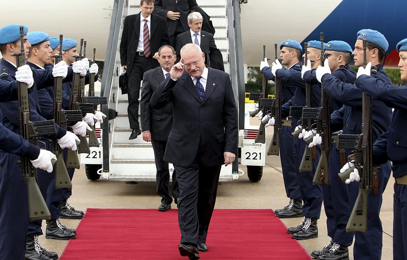 El presidente de Eslovaquia, Ivan Gasparovic en el aeropuerto de Lisboa