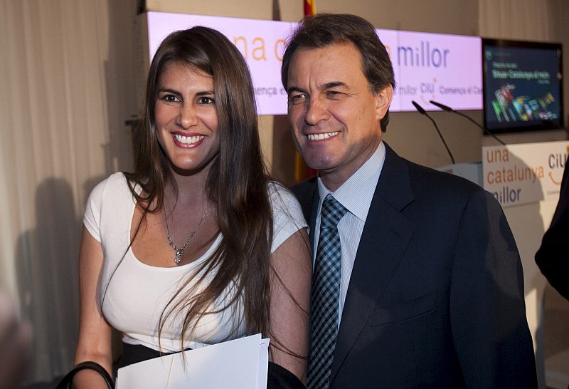 El candidato de Convergencia i Unió, Artur Mas, junto a la representante del partido social cristiano de Ecuador, Cristina Reyes