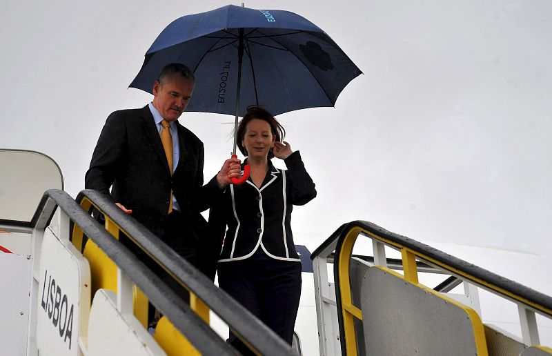 La primera ministra australiana, Julia Gillard, llega al aeropuerto de Lisboa.