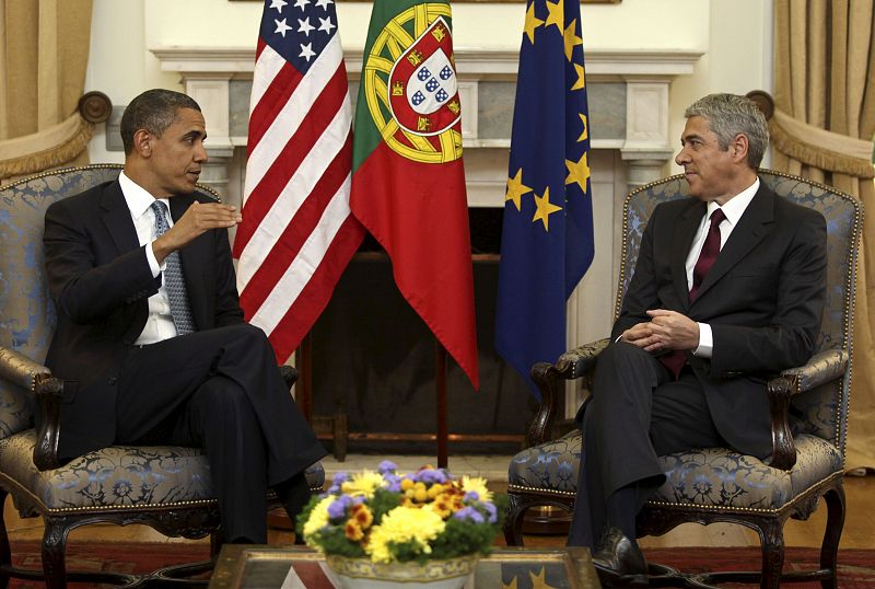 Barack Obama sostiene un encuentro con el primer ministro portugués, José Sócrates, en el Palacio de Sao Bento en Lisboa.