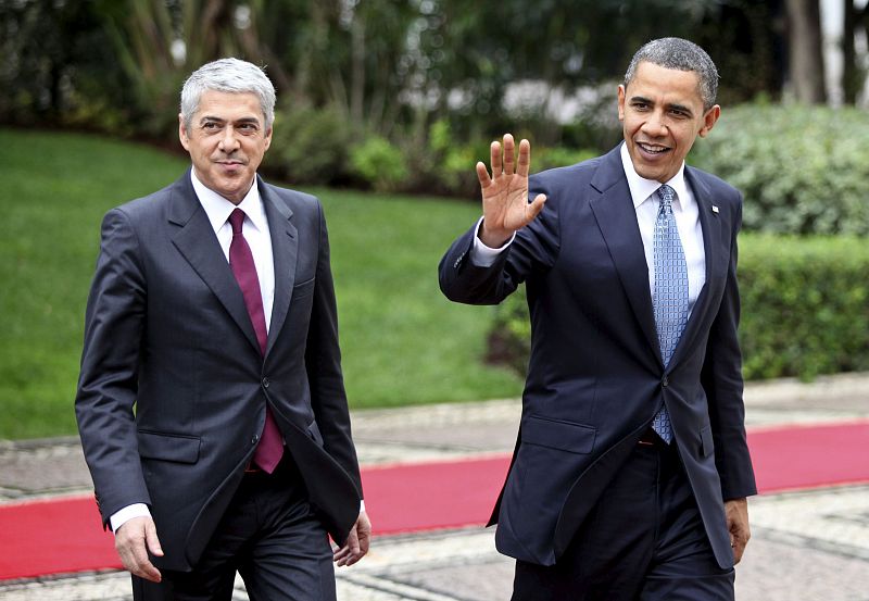 El presidente de Estados Unidos, Barack Obama, y el primer ministro portugués, José Sócrates, caminan juntos durante una reunión de bienvenida en el Palacio de Sao Bento en Lisboa.