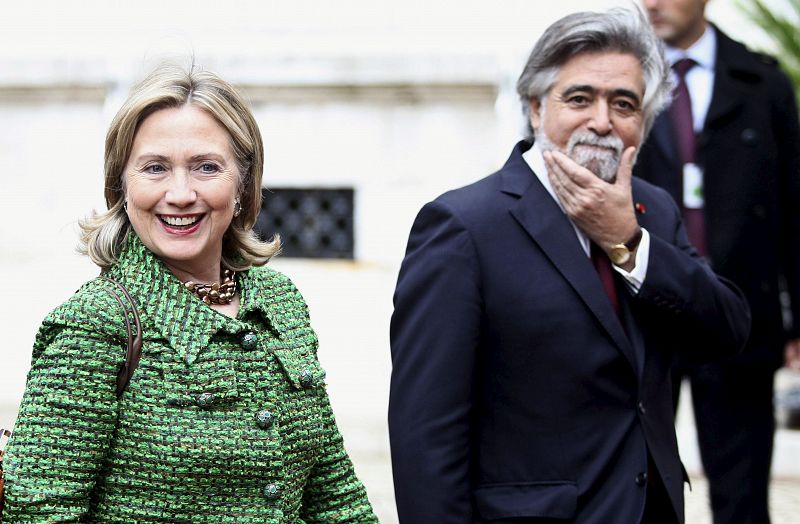 La secretaria de Estado estadounidense, Hillary Clinton, y el ministro portugués de Exteriores, Luis Amado, llegan al Palacio de Sao Bento.