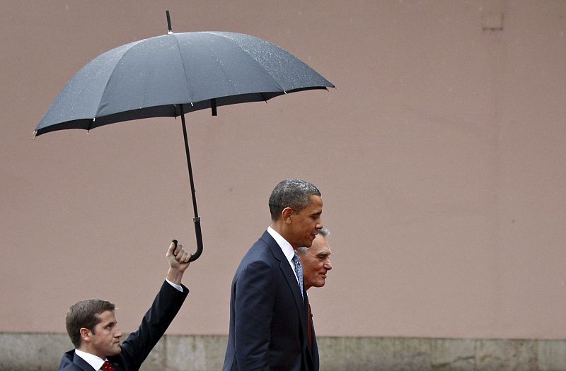 Obama y el presidente portugués, Cávaco Silva, se retiran tras una ceremonia de bienvenida en el Palacio de Belem.