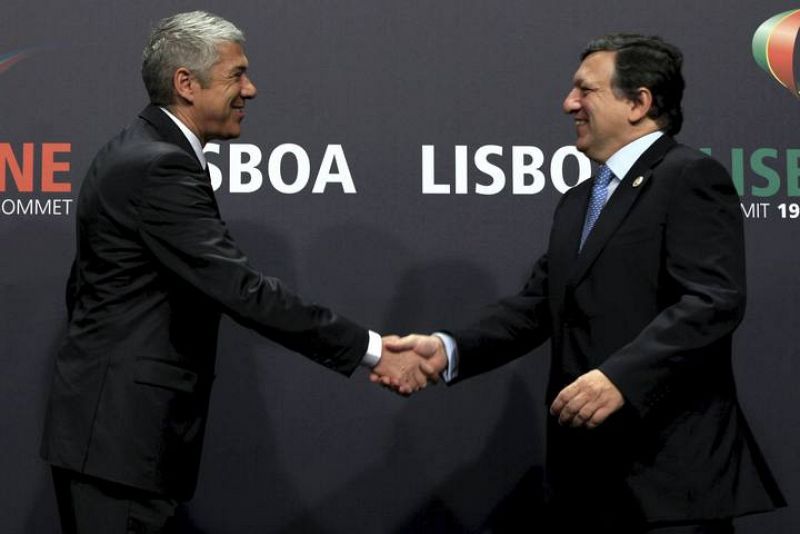 El primer ministro portugués, José Socrátes, da la bienvenida al presidente de la Comisión Europea, José Manuel Barroso, al lugar donde se celebra la Cumbre de la Organización del Tratado Atlántico Norte (OTAN).