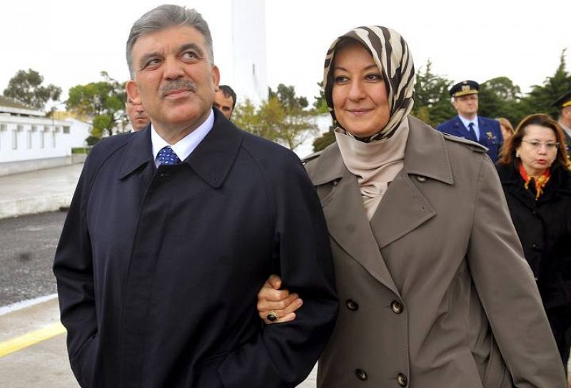 El presidente turco, Abdullah Gul, y su esposa, Hayrunisa, llegan al aeropuerto de Lisboa.