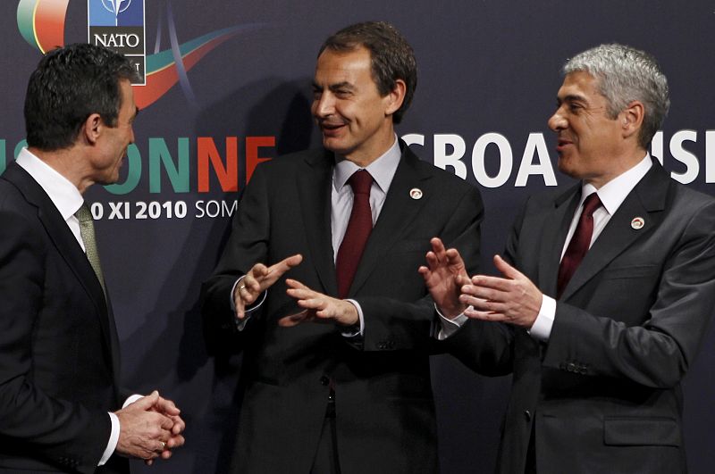 El primer ministro portugués y el secretario general de la OTAN saludan al presidente español José Luis Rodríguez Zapatero a su llegada a la cumbre de Lisboa.