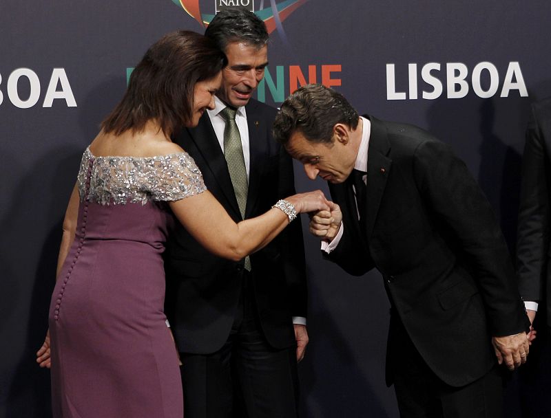 Nicolas Sarkozy besa la mano de Anne-Mette Rasmussen, la mujer del secretario general de la OTAN, Anders Fogh Rasmussen.