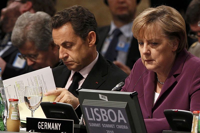 Angela Merkel y Nicolas Sarkozy, juntos en la reunión de la OTAN