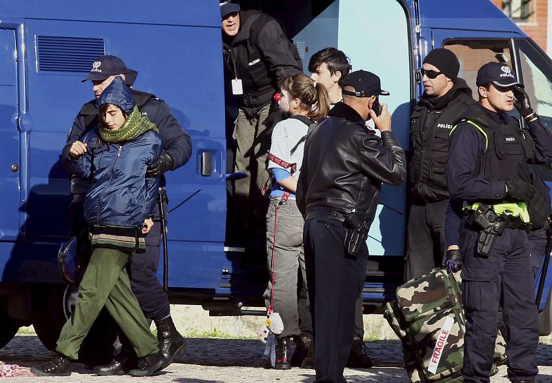 ACTIVISTAS SE MANIFIESTAN CONTRA LA CUMBRE DE LA OTAN EN LISBOA