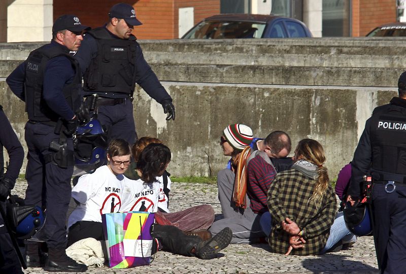 ACTIVISTAS SE MANIFIESTAN CONTRA LA CUMBRE DE LA OTAN EN LISBOA