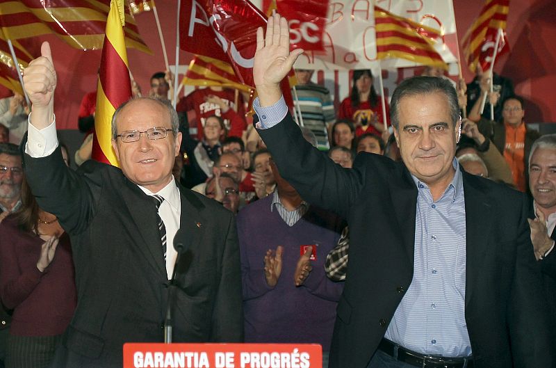 El presidente de la Generalitat y candidato a la reelección por los socialistas catalanes ( PSC ), José Montilla (i), acompañado por el ex ministro de Trabajo y candidato número 3 por Barcelona, Celestino Corbacho