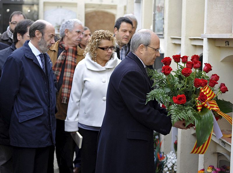 El presidente de la Generalitat, José Montilla, deja un ramo de rosas en la tumba de Ernest Lluch en el décimo aniversario de su asesinato