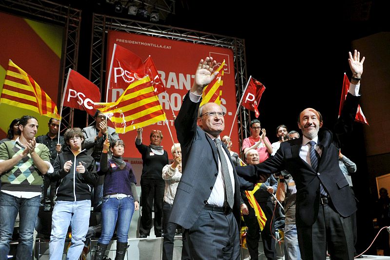 El presidente catalán y candidato del PSC a la reelección, José Montilla (i), y el vicepresidente y ministro del Interior, Alfredo Pérez Rubalcaba (d), durante el acto electoral que el PSC