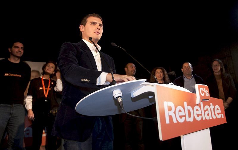 El candidato de Ciutadans, Albert Rivera, durante su intervención en el acto central de campaña de su partido celebrado hoy en el Teatro Villarroel de Barcelona