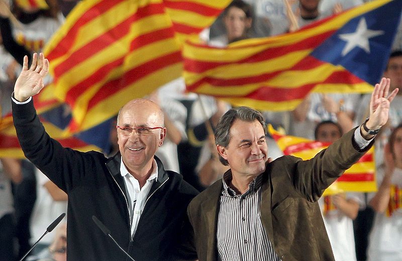 El candidato de CiU a las próximas elecciones autonómicas catalanas, Artur Mas (d), acompañado del portavoz parlamentario del partido, Josep Antoni Duran Lleida (i), durante el acto de campaña electoral celebrado este mediodía en el pabellón Olímpico