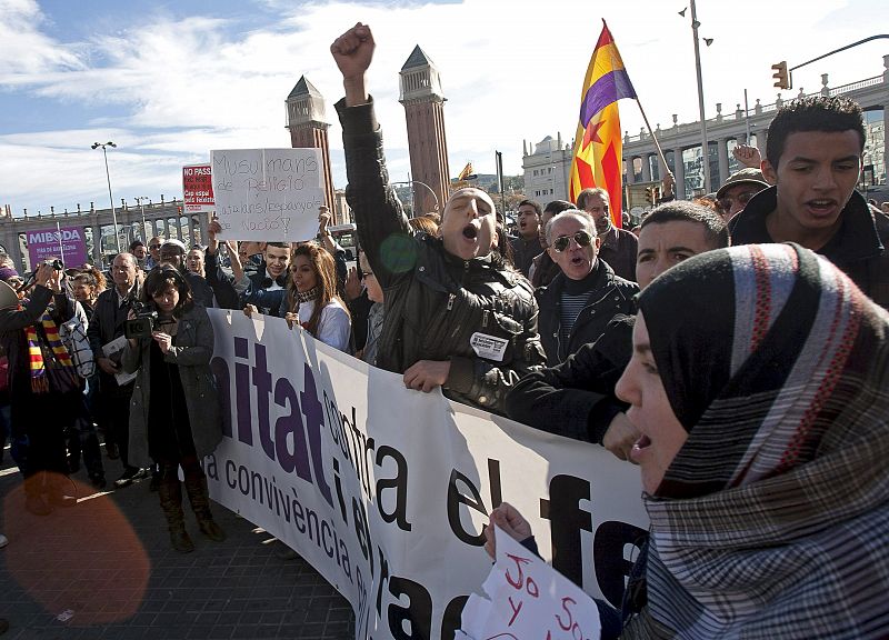 Unas doscientas personas durante la manifestación convocada por SOS Racisme-Catalunya y otras entidades cívicas, que han llevado a cabo ante el hotel de Barcelona en el que el candidato de Plataforma per Catalunya a la Generalitat, Josep Anglada, se