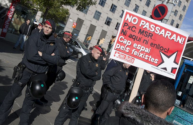 Cordón policial que ha impedido el paso a los asistentes a la manifestación convocada por SOS Racisme-Catalunya y otras entidades cívicas, al hotel de Barcelona en donde el candidato de Plataforma per Catalunya a la Generalitat, Josep Anglada, se enc