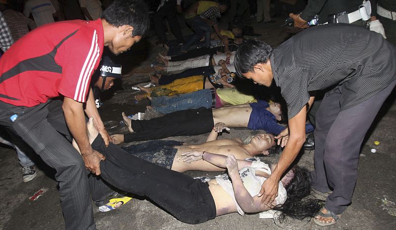 Los cadáveres, colocados en hilera tras la trágica avalancha humana en el Festival del Agua en Camboya.