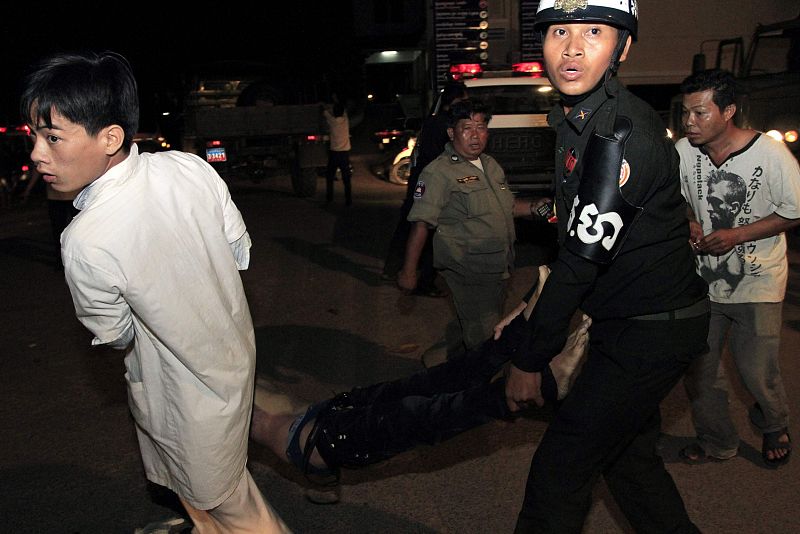 Un cuerpo es trasladado a un hospital de Phnom Penh.