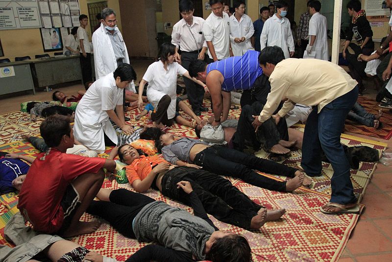 Víctimas de la estampida reciben tratamiento en un hospital en Phnom Penh.