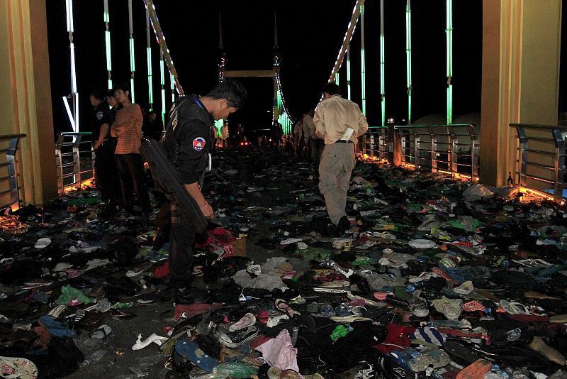 La policía militar examina el puente, cubierto de zapatillas y objetos personales de las víctimas de la estampida.