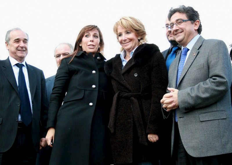 La presidenta de la Comunidad de Madrid, Esperanza Aguirre, hace campaña por Alicia Sánchez-Camacho, y asegura en Roses (Girona) que hace falta un Gobierno catalán que se deje de "collonades".