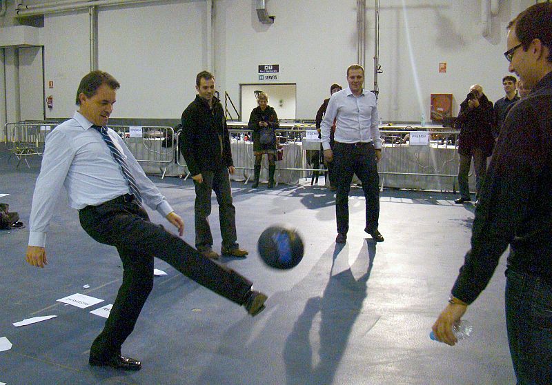 Artur Mas, el candidato de CiU, juega al fútbol con varios periodistas tras un mitin celebrado en Vic el lunes 22