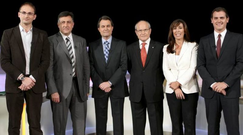 Los candidatos a las elecciones catalanas: Joan Herrera (ICV-EUiA); Joan Puigcercós (ERC); Artur Mas (CIU); José Montilla (PSC); Alicia Sánchez-Camacho (PPC), y Albert Rivera (Ciutadans), de izda a dcha, antes del comienzo del debate celebrado esta n