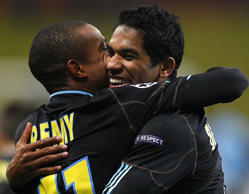 Brando y Remy celebran el gol del Olympique de Lyon contra el Spartak de Moscú.