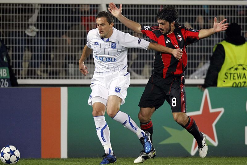 El jugador del Auxerre Dudka pelea con Gattuso.