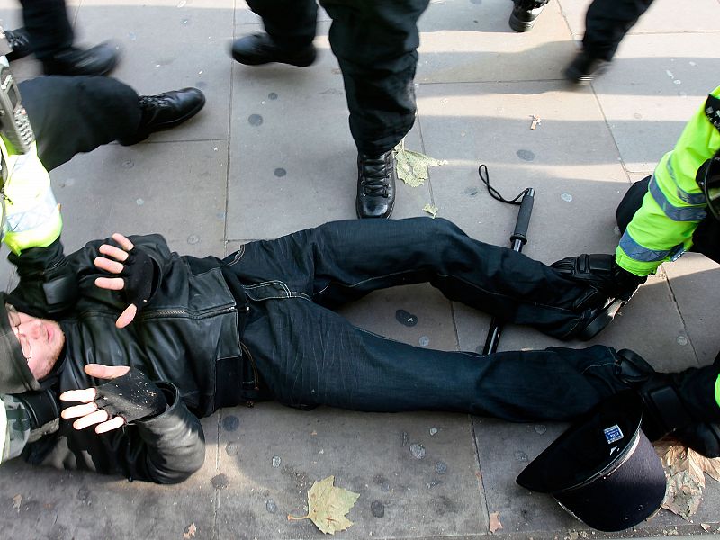 La policía arresta a un estudiante durante la manifestación en Westminster.