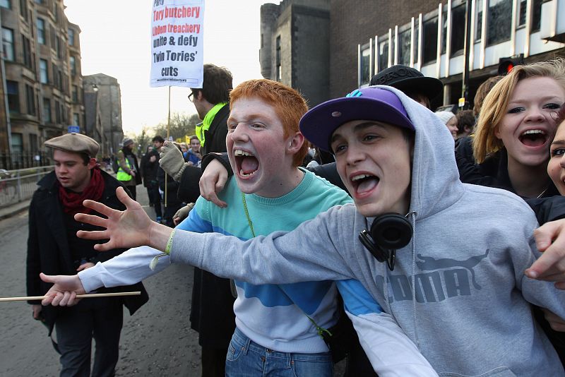 Las manifestaciones han llegado hasta Escocia. En la imagen, los jóvenes protestan frente a la Universidad de Glasgow.