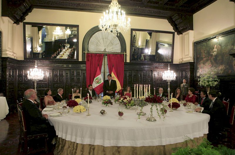 Don Felipe y Doña Letizia fueron recibidos por el presidente Alan García.