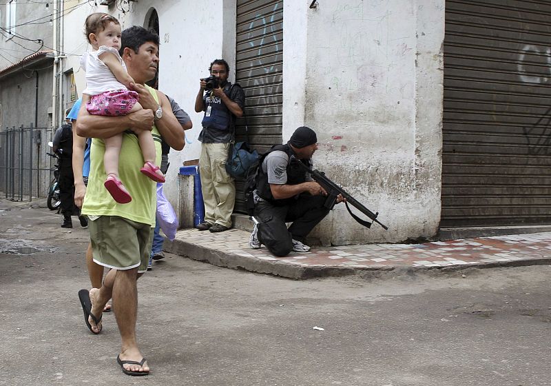 La operación policial se ha desarrollado en plena calle y los agentes se han mezclado con los vecinos, algunos niños pequeños.