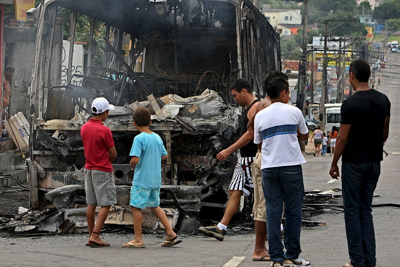 Los narcos han incendiado vehículos y autobuses y han atacado un puesto policial en el barrio de Santa Cruz.