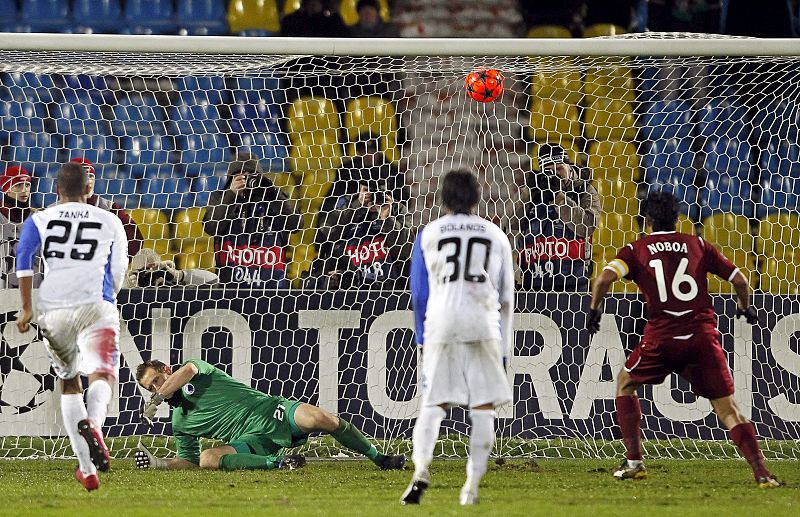 El jugador ecuatoriano del FC Rubin Kazan, Cristian Noboa (der), abre el marcador de penalty tras vencer al portero del FC Copenhague, Johan Wiland.