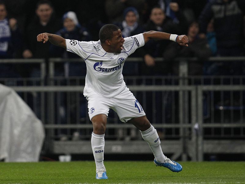 El extremo del Schalke 04 Farfan celebra el gol al Olympique de Lyon.