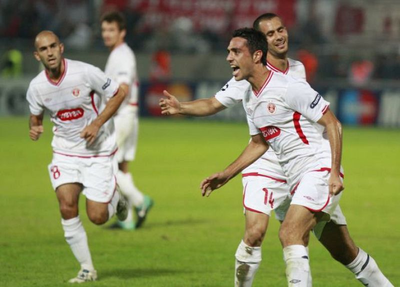 Los jugadores del Hapoel Tel Aviv celebran el gol de Zahavi contra el Benfica.