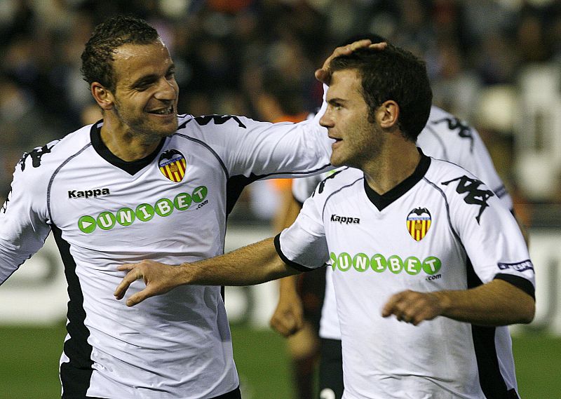 Soldado felicita a Mata por su gol de penalti que abrió la lata.